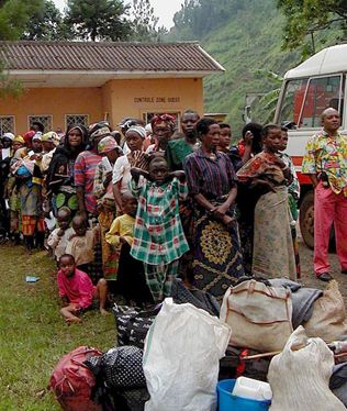 Des victimes de viol se rassemblent dans une "hutte de la paix" près de Walungu, Kivu du Sud en RDC