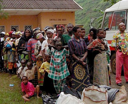 Des victimes de viol se rassemblent dans une "hutte de la paix" près de Walungu, Kivu du Sud en RDC