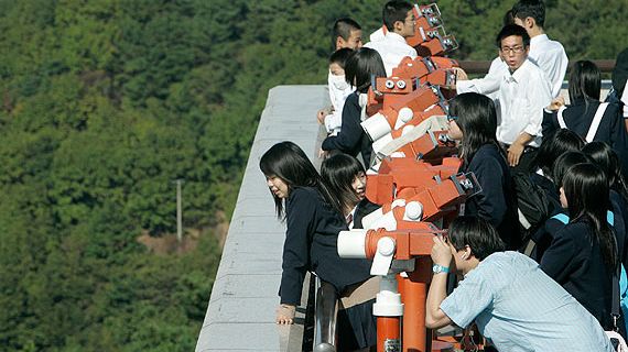Touristes étrangers regardant la Corée du Nord depuis le Sud