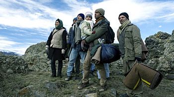 Franchir la frontière à travers la montagne.