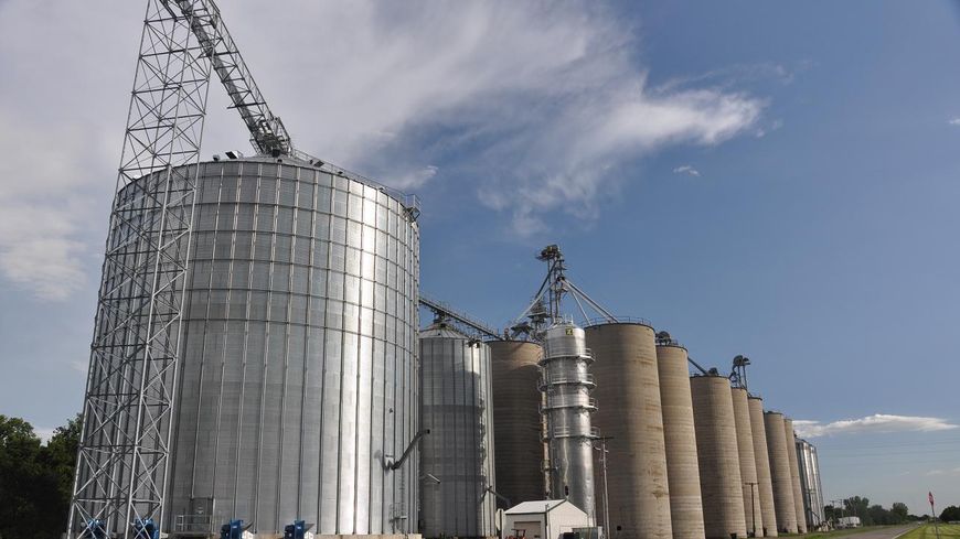 Des silos à grain le long de la route 66, près de Chicago.