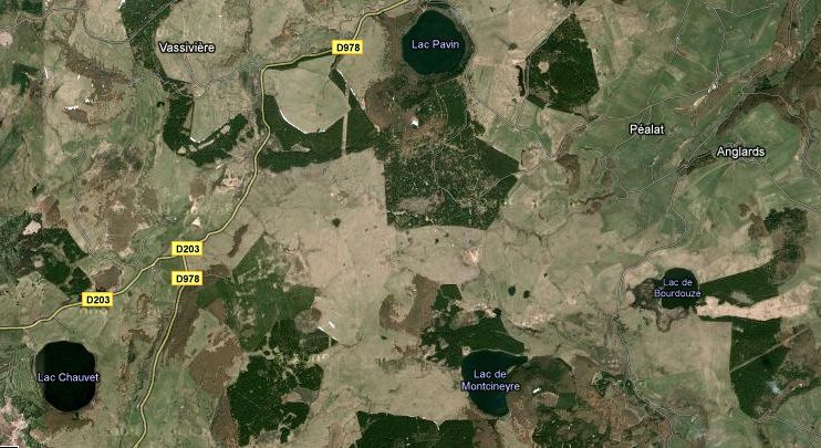 Vue satellite des lacs Pavin, Chauvet, Montcineyre et Bourdouze