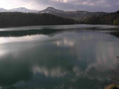 Le lac Pavin par temps couvert
