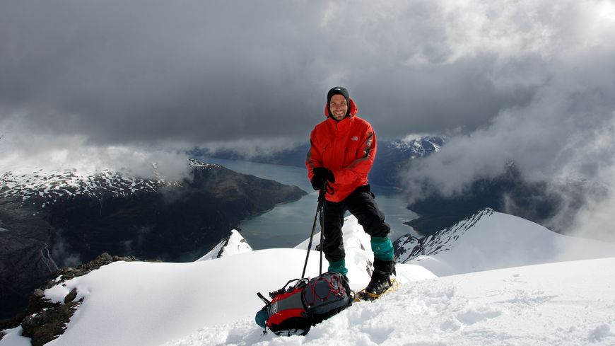 Christian Clot ayant atteint un sommet (encore sans nom) de la cordillère Darwin.