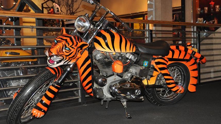 Une Harley-Davidson tigrée,