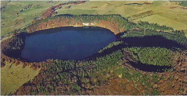 Le lac Pavin et le puy Montchal