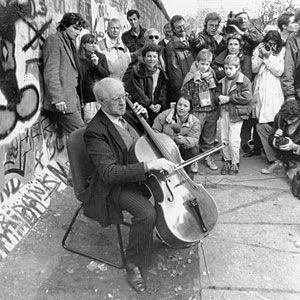 Nov. 1989. Image, devenue symbole, du violoncelliste et compositeur Mstislav Rostropovich