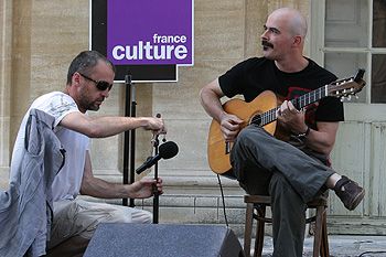 Réglage du micro du guitariste.