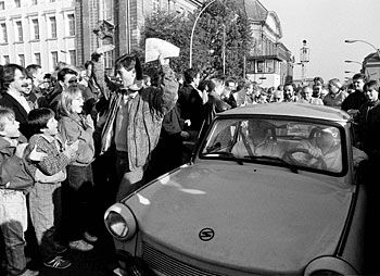 Nov. 1989. Les citoyens de Berlin-Ouest accueillent les Allemands de l'Est qui ont passé le point de contrôle Invaliden Strasse