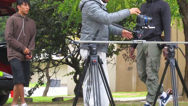 Jérôme Maldhé sur un tournage, entouré par Nabil (à gauche) et Maxim (à droite), deux jeunes de CitéArt