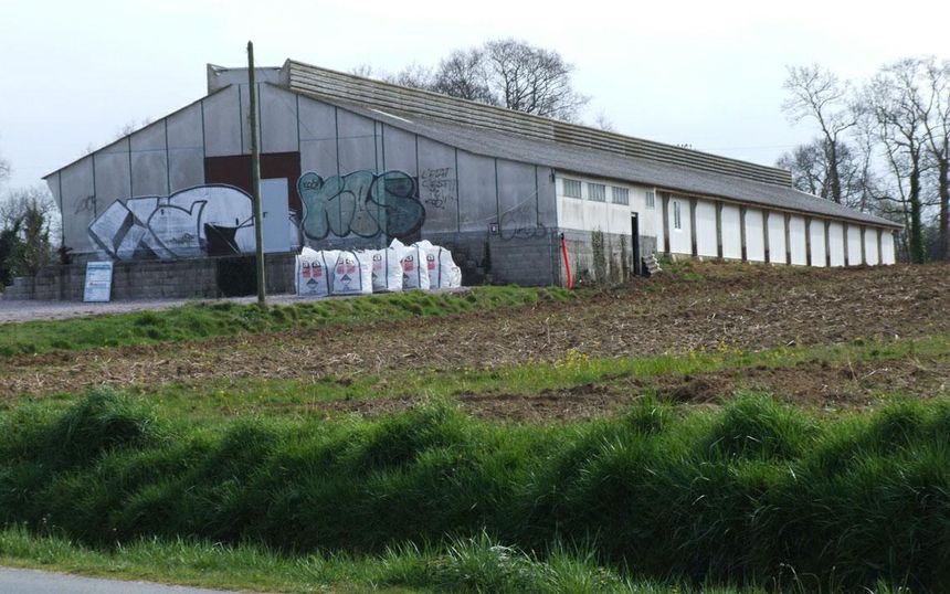Un atelier hors sol en cours de rénovation à Erquy (Côtes-d'Armor)