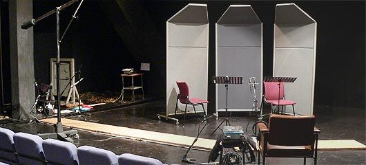 micros, pupitres, nagra, fausse porte, feuilles mortes... le studio devient décor