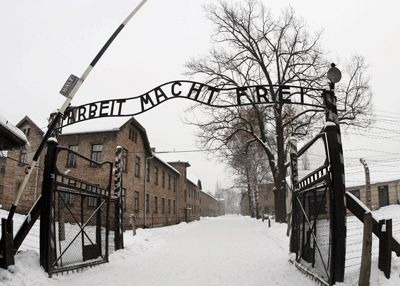 Vue de la porte d'entrée du Musée d'Auschwitz près de l'ancien camp de la mort Auschwitz-Birkenau