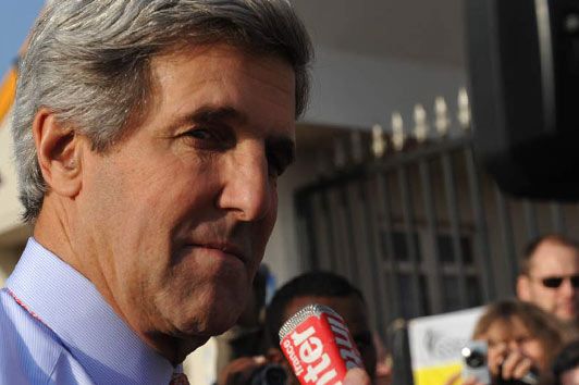 ... ou John Kerry, président de la commission des Affaires étrangères du Sénat américain et envoyé spécial d'Obama au Soudan