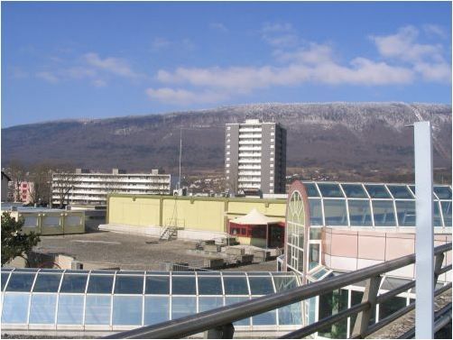 Paysage suburbain, commune de Marin-Épagnier dans la périphérie de la ville de Neuchâtel (Suisse)