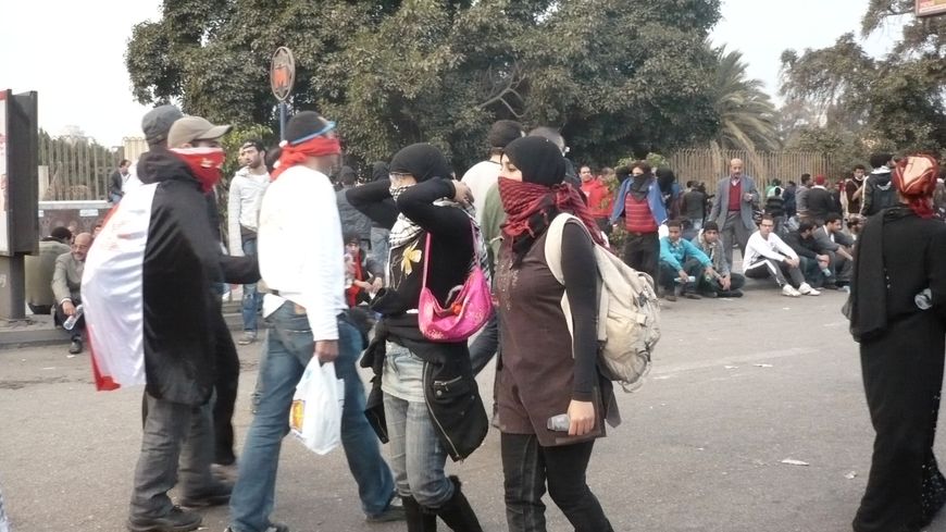 Jeunes filles dans la rue du Caire, Janvier 2011