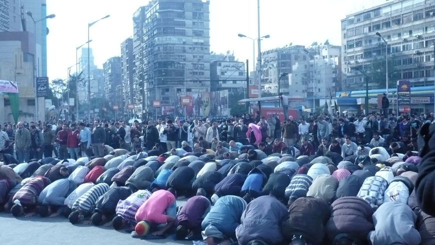Scène de prière place Galaa, Caire, Janvier 2011