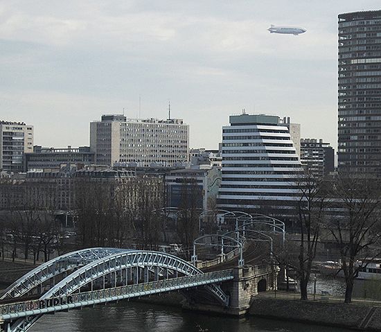 Dirigeable pour mesurer la radioactivité au-dessus de Paris