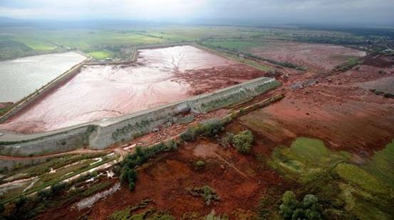 Vue aérienne du réservoir de boues résiduelles de l'usine Ajka, en Hongrie, après la rupture du 4 octobre 2010