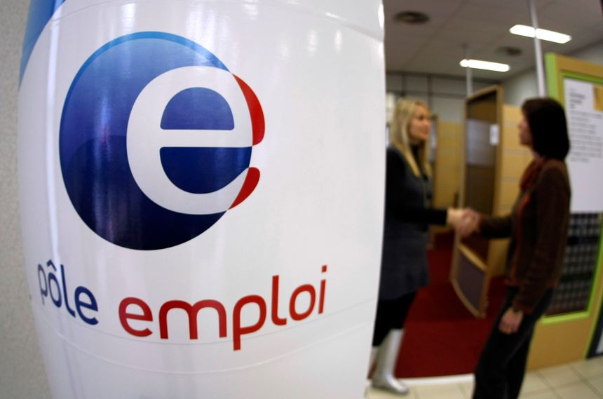 Un demandeur d'emploi est accueilli par un conseiller Pôle Emploi à Nice le 5 mars 2009.