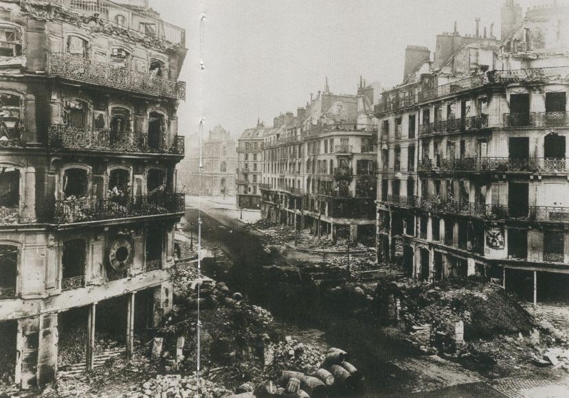 La rue de Rivoli et son horloge arrêtée. Mai 1871