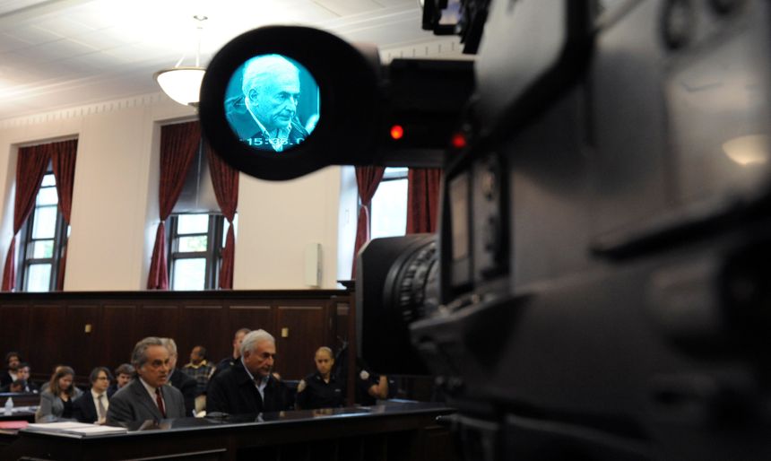 Dominique Strauss-Kahn dans l'oeil de la caméra à la cour criminelle de Manhattan, le 16 mai 2011