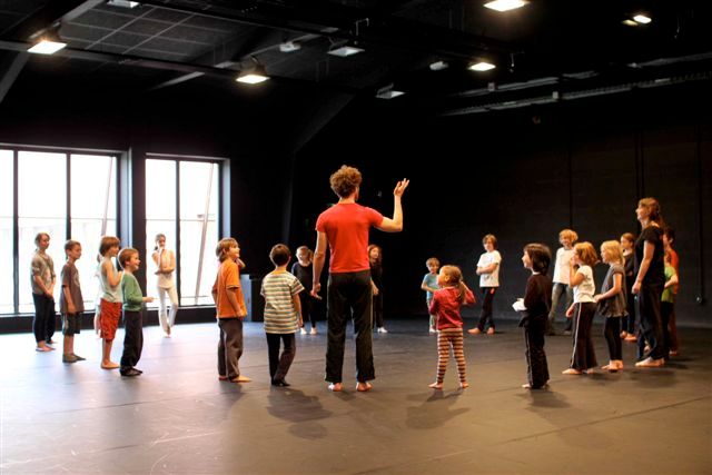 Boris Charmatz et ses jeunes danseurs, pour le spectacle "Enfants"