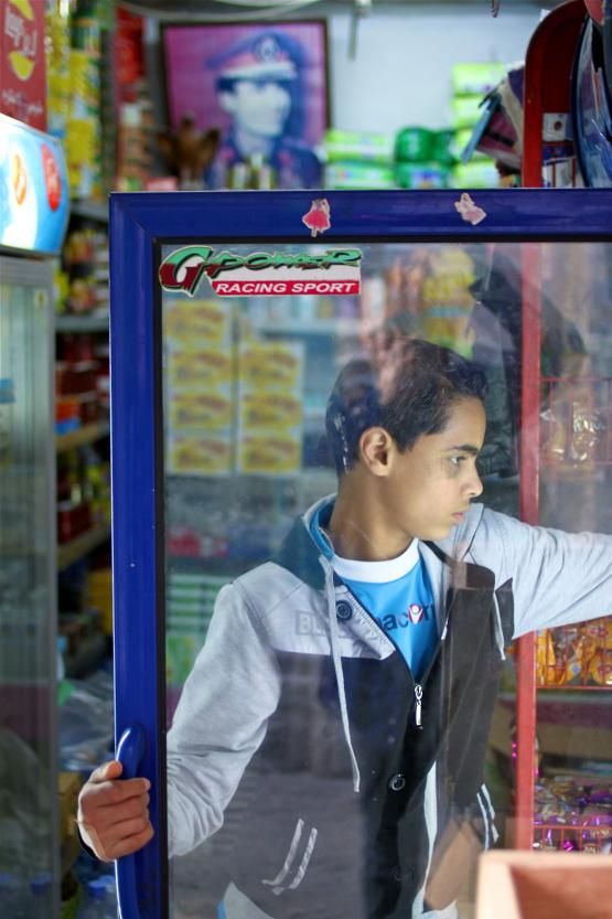 Les enfants travaillent tôt avec leurs parents commerçants, dans la medina