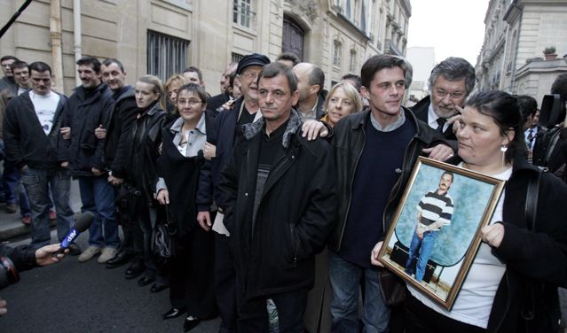Les acquittés d’Outreau après avoir été reçus à Matignon, le 6 décembre 2005