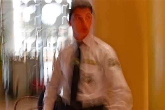 Un garde à l'entrée d'un grand hôtel. Il a accepté la photo mais ses supérieurs l'ont rappelé à l'ordre.