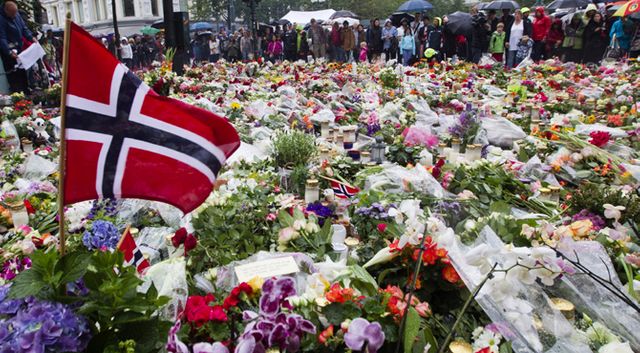 Devant la cathédrale d'Oslo, les fleurs et le recueillement