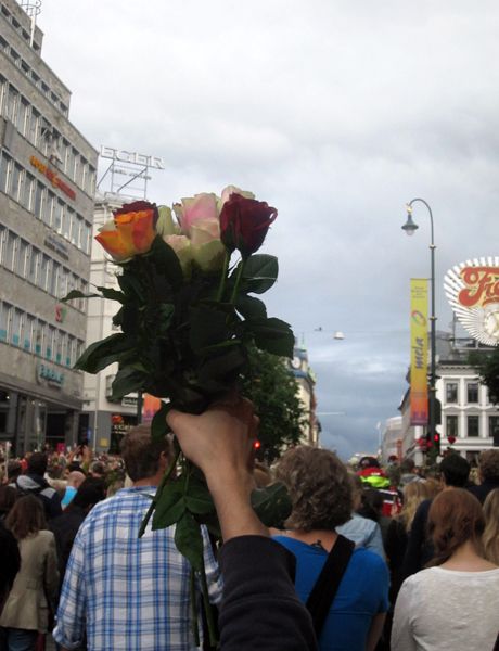 150 000 personnes, des roses à la main, ont convergé sur le port d'Oslo