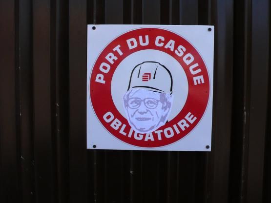 Le visage de Ken Loach s'invite sur un échaffaudage, devant le Palais des festivals