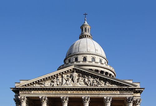 Les chapiteaux du portique, le fronton, le dôme et le lanterneau du Panthéon à Paris.
