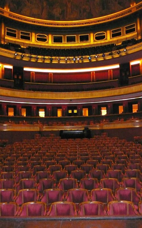 La salle du théâtre des Champs Elysées, juste après le récital de J Gréco