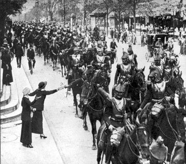 Cavaliers français traversant Paris en août 1914