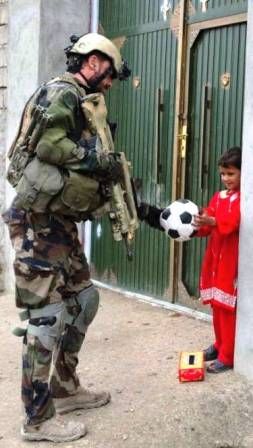 Un enfant afghan avec un soldat français.