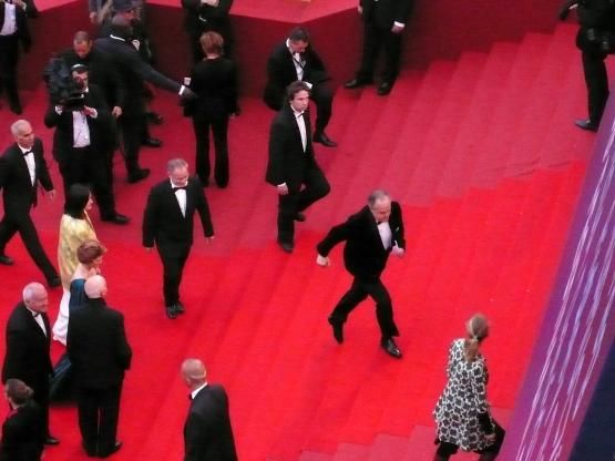 Fredéric Mitterrand monte les marches en courant pour prendre le micro et dire les mots de l'iranien Jafar Panahi