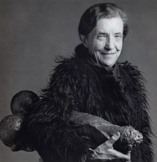 Louise Bourgeois et sa "Fillette" à la main