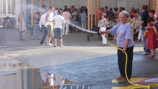 A Avignon, Ariane Mnouchkine arrose les spectateurs des Ephémères, juillet 2007