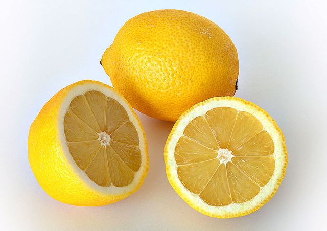 Carl Marletti prépare sa tarte avec du zeste de citron frais !