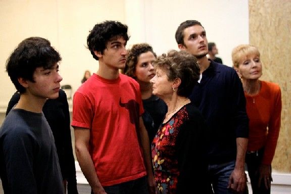 Dans cet exercice d'improvisation, les danseurs doivent regarder ensemble en direction d'un tableau imaginaire