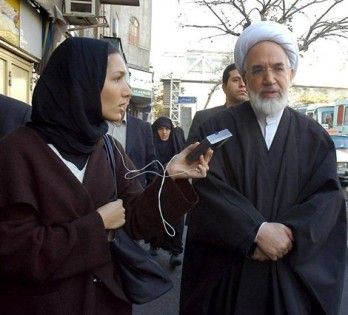 Delphine Minoui en pleine interview ave Mehdi Karoubi, homme politique et membre du clergé iranien