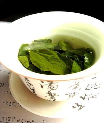 Feuilles de thé infusant dans une tasse zhong