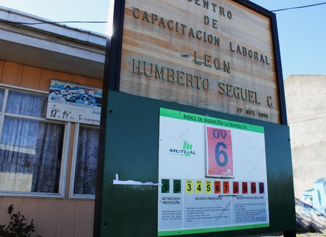 Un solmaforo devant un centre de formation, à Punta Arenas. Ces feux rouges de circulation indiquent quelle est l'intensité des