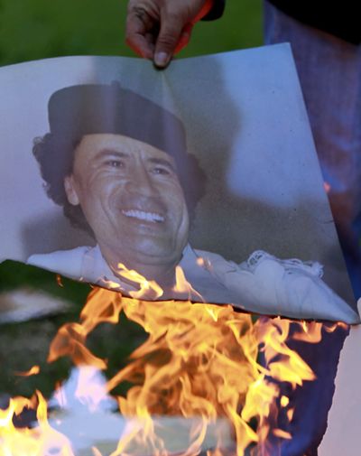 On brule des photos de Kadhafi