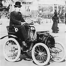 Louis Renault et sa première voiture 1903