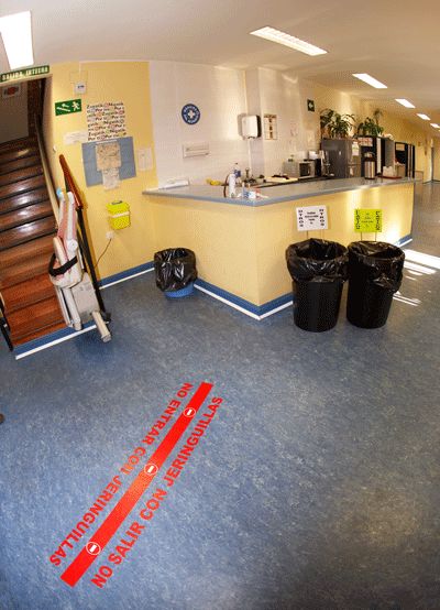 Salle d'attente vue d'une autre angle. Le trait rouge au sol indique: 'interdiction de franchir cette limite avec une seringue'