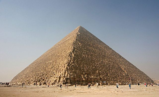 Pyramides - Tête au carré