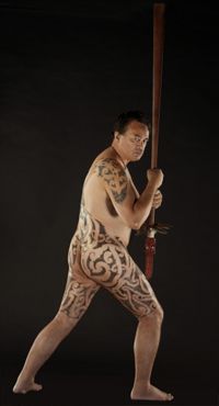 Joe Harawira après avoir reçu un tatouage corporel intégral